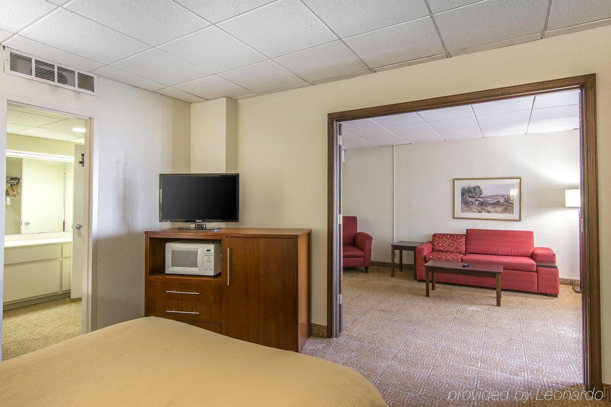 Quality Inn And Suites Conference Center Richmond Bagian luar foto